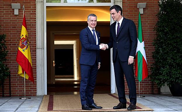 Urkullu se reúne con Sánchez en La Moncloa.