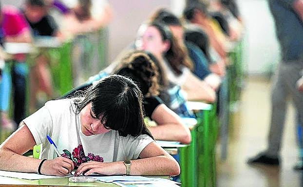 Los escolares de 13 y 14 años mejoran en castellano y matemáticas y su mejor calificación es en inglés.