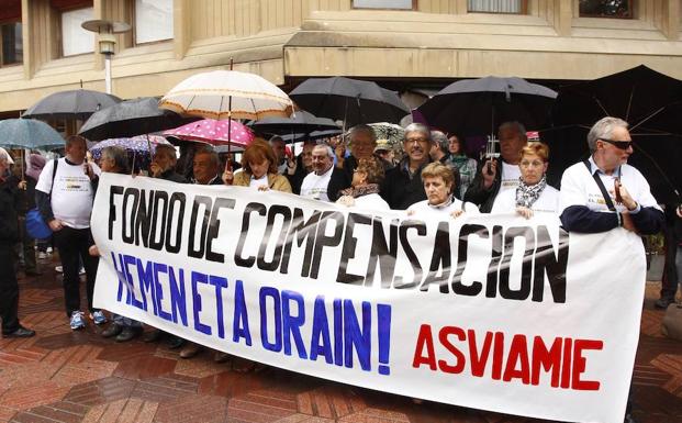 Manifestación de afectados por el amianto frente al Parlamento vasco.