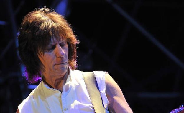 El genio. Jeff Beck, guitarra de Yarbirds tras la salida de Clapton, el sábado en Sondika..