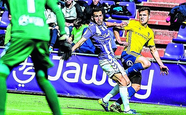 Brian Oliván, con la camiseta del Cádiz, en un partido de esta temporada contra el Valladolid.