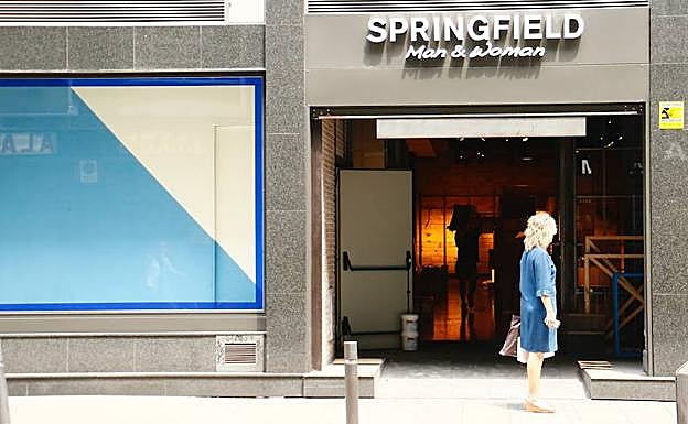 Una viandante observa la tienda de General Álava ya vacía.