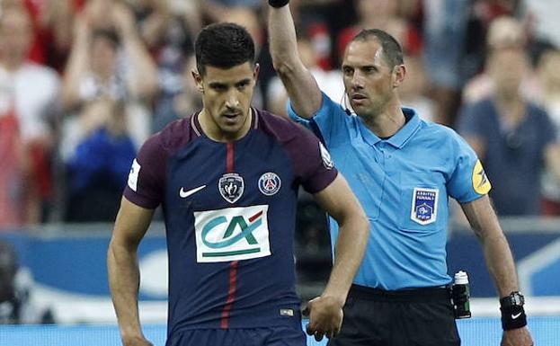 Berchiche, amonestado en la final de la Copa de Francia.