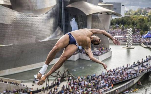 Un clavadista, durante un salto.