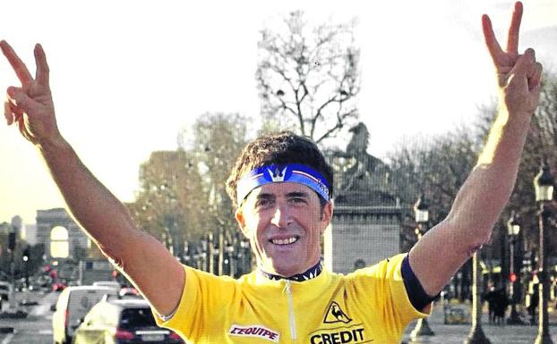 Perico Delgado celebra la victoria en el Tour.