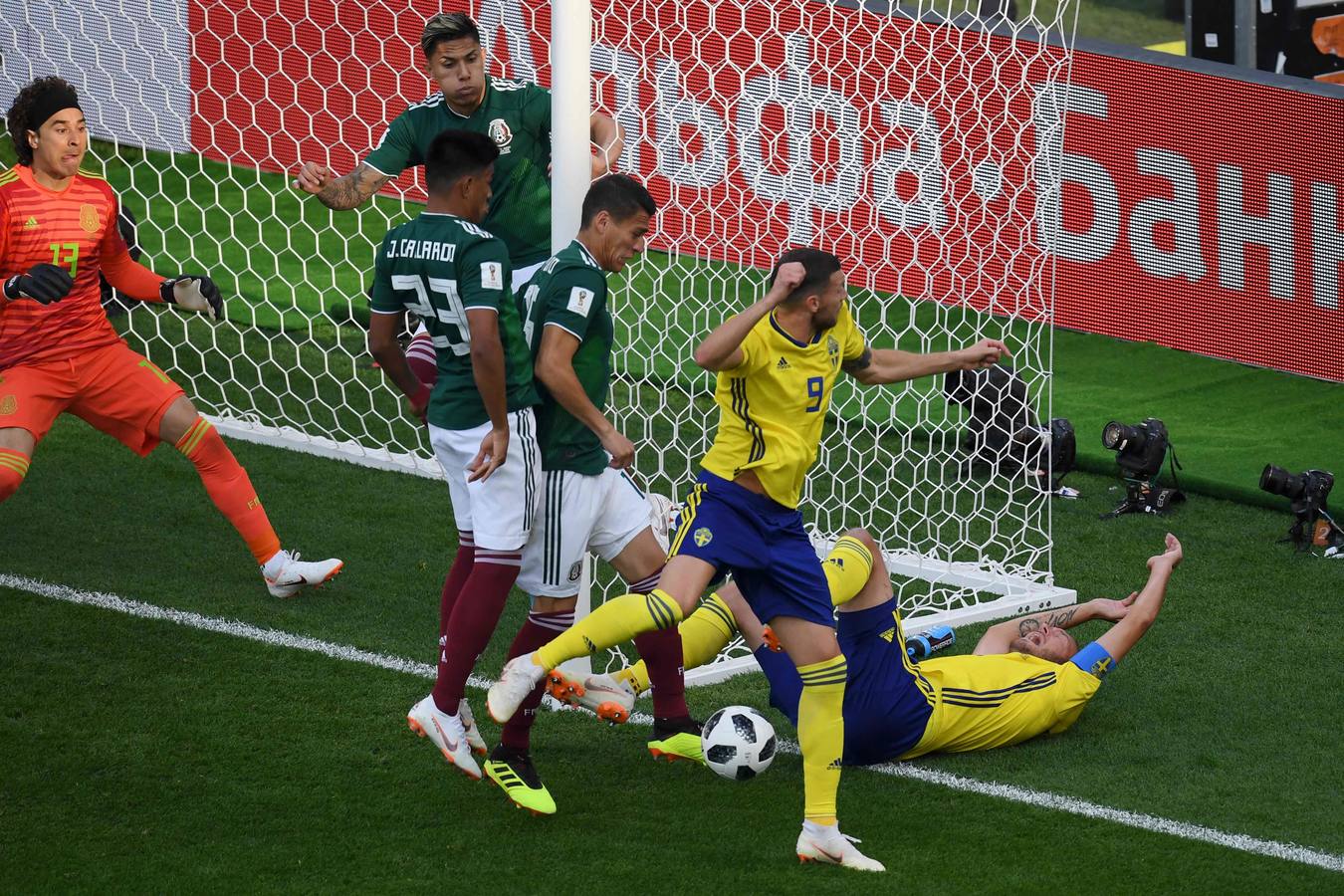 Suecia se impuso por 0-3 a México en el encuentro correspondiente a la tercera jornada del grupo F. La derrota de Alemania ante Corea del Sur dio el pase a ambas selecciones para octavos. 