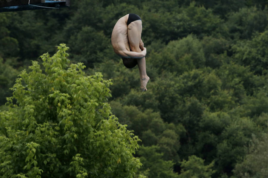 Fotos: Los clavadistas de Red Bull, en las piscinas de Martiartu