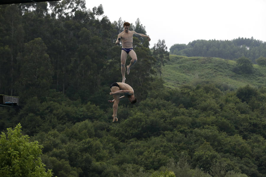 Fotos: Los clavadistas de Red Bull, en las piscinas de Martiartu