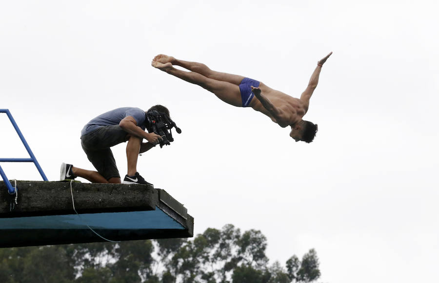 Fotos: Los clavadistas de Red Bull, en las piscinas de Martiartu