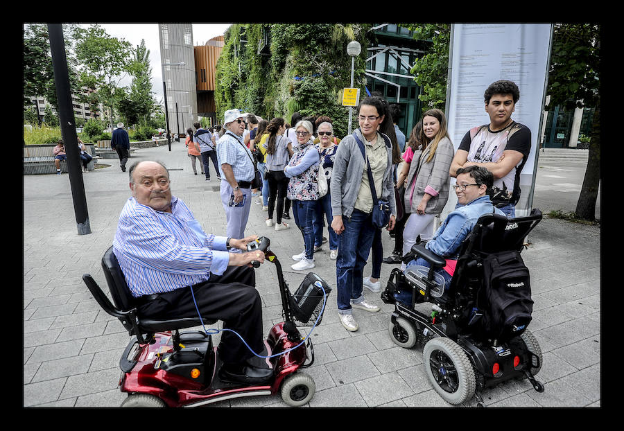 Alrededor de un millar de personas guarda cola en el Palacio Europa para participar como figurantes en la adaptación cinematográfica de 'El silencio de la Ciudad Blanca'