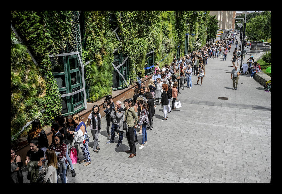 Alrededor de un millar de personas guarda cola en el Palacio Europa para participar como figurantes en la adaptación cinematográfica de 'El silencio de la Ciudad Blanca'