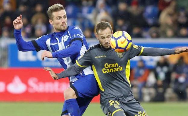 Christian Santos lucha por un balón con el jugador de Las Palmas Dani Castellano.