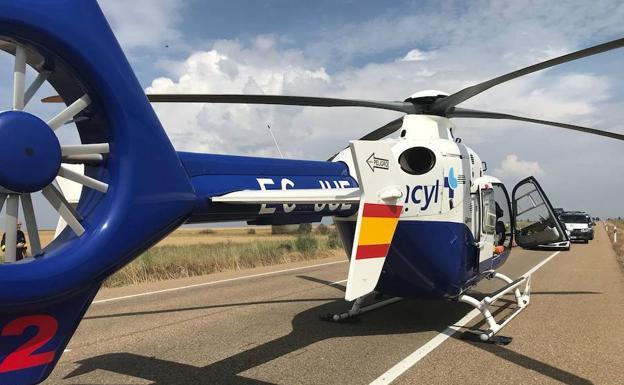 El helicóptero del Sacyl en el lugar del accidente.