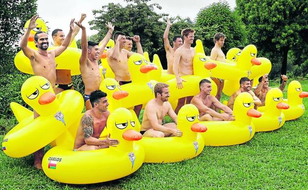 Los clavadistas posan en las instalaciones del Club Martiartu con grandes patos de goma antes de lanzarse al agua para decidir el orden de saltos de la competición.