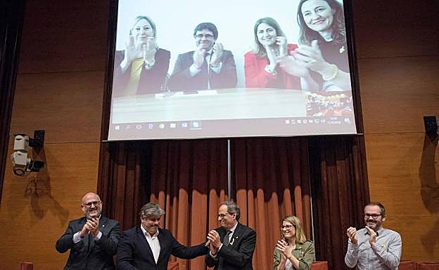 Puigdemont, acompañado de la dirección del PDeCAT, aplaude por videoconferencia la designación oficial de Torra como candidato a president.