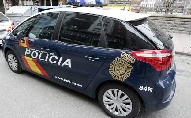 Una furgoneta de la Policía Nacional, ajena a la información.