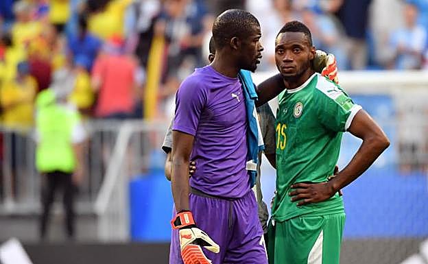 Khadim N'Diaye y Diafra Sakho se lamentan tras la eliminación.