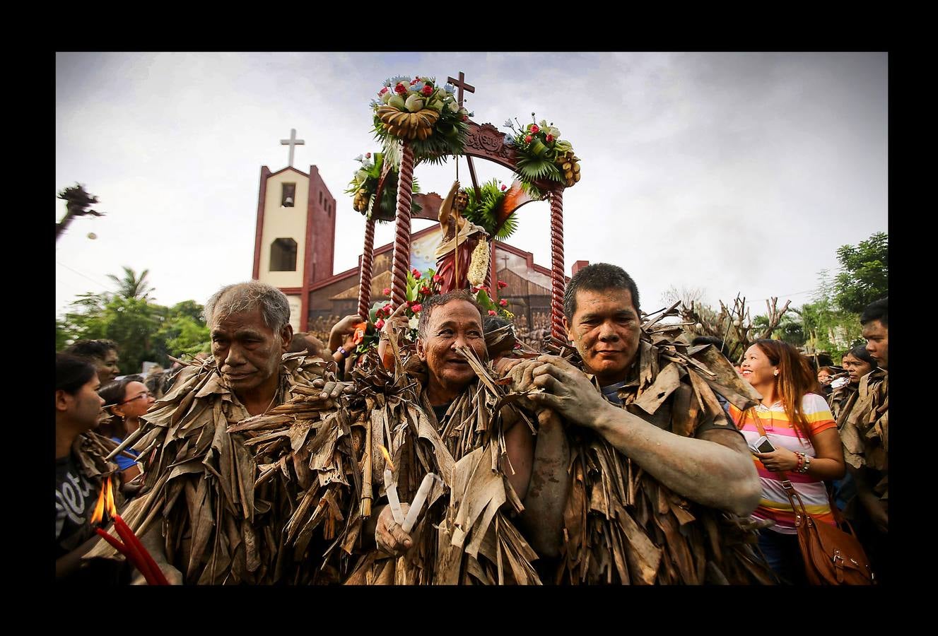 En Nueva Écjia, una provincia de Filipinas al norte de Manila, los devotos de San Juan Bautista celebran a su santo patrón de una manera única. Hombres, mujeres y niños se transforman en «taong putik» («gentes de barro») y cubren y adornan sus cuerpos con barro y hojas secas de plátano y coco, para crear unas singulares vestimentas en homenaje al santo, el único cuyo nacimiento se celebra en la liturgia cristiana. Los fieles van de casa en casa pidiendo velas o limosnas para comprarlas y, después, tras los agradecimientos y súplicas en la iglesia, las prenden y se unen en procesión.