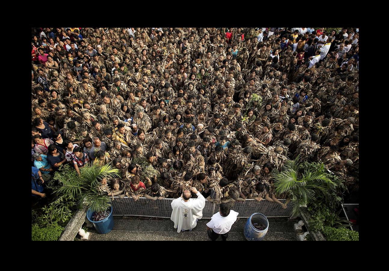 En Nueva Écjia, una provincia de Filipinas al norte de Manila, los devotos de San Juan Bautista celebran a su santo patrón de una manera única. Hombres, mujeres y niños se transforman en «taong putik» («gentes de barro») y cubren y adornan sus cuerpos con barro y hojas secas de plátano y coco, para crear unas singulares vestimentas en homenaje al santo, el único cuyo nacimiento se celebra en la liturgia cristiana. Los fieles van de casa en casa pidiendo velas o limosnas para comprarlas y, después, tras los agradecimientos y súplicas en la iglesia, las prenden y se unen en procesión.