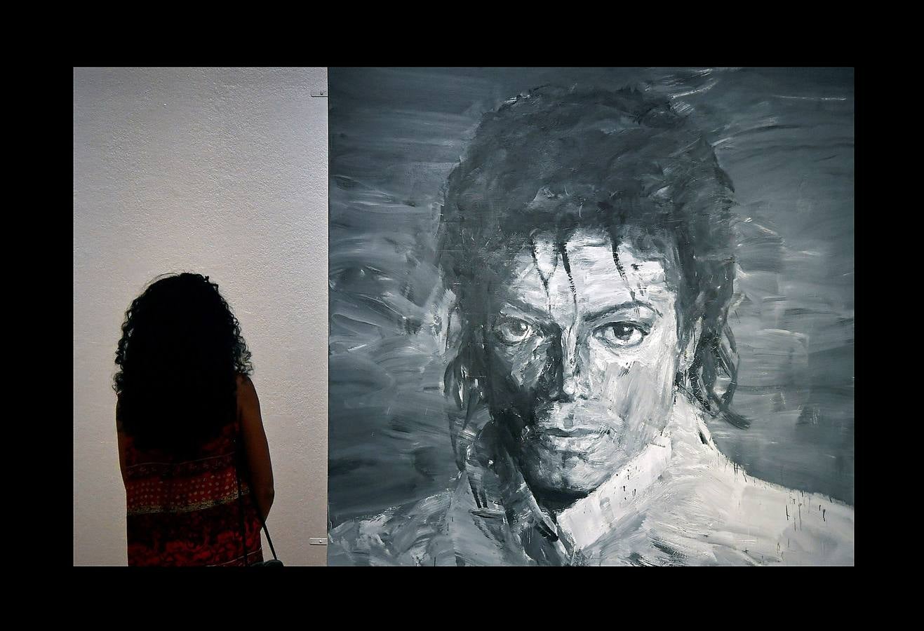 Desde que Andy Warhol utilizó por primera vez su imagen en 1982, Michael Jackson se ha convertido en la figura cultural más representada en el arte visual por una extraordinaria variedad de artistas. La exposición Michael Jackson «On the Wall» de la National Portrait Gallery de Londres reúne obras de más de cuarenta artistas, procedentes de colecciones públicas y privadas, e incluye piezas nuevas realizadas para la exposición. El rey del pop es una de las figuras más influyentes del siglo XX y su importancia es reconocida en videos, coreografías y moda, pero su importancia en el arte contemporáneo es una historia no contada. Hasta ahora.