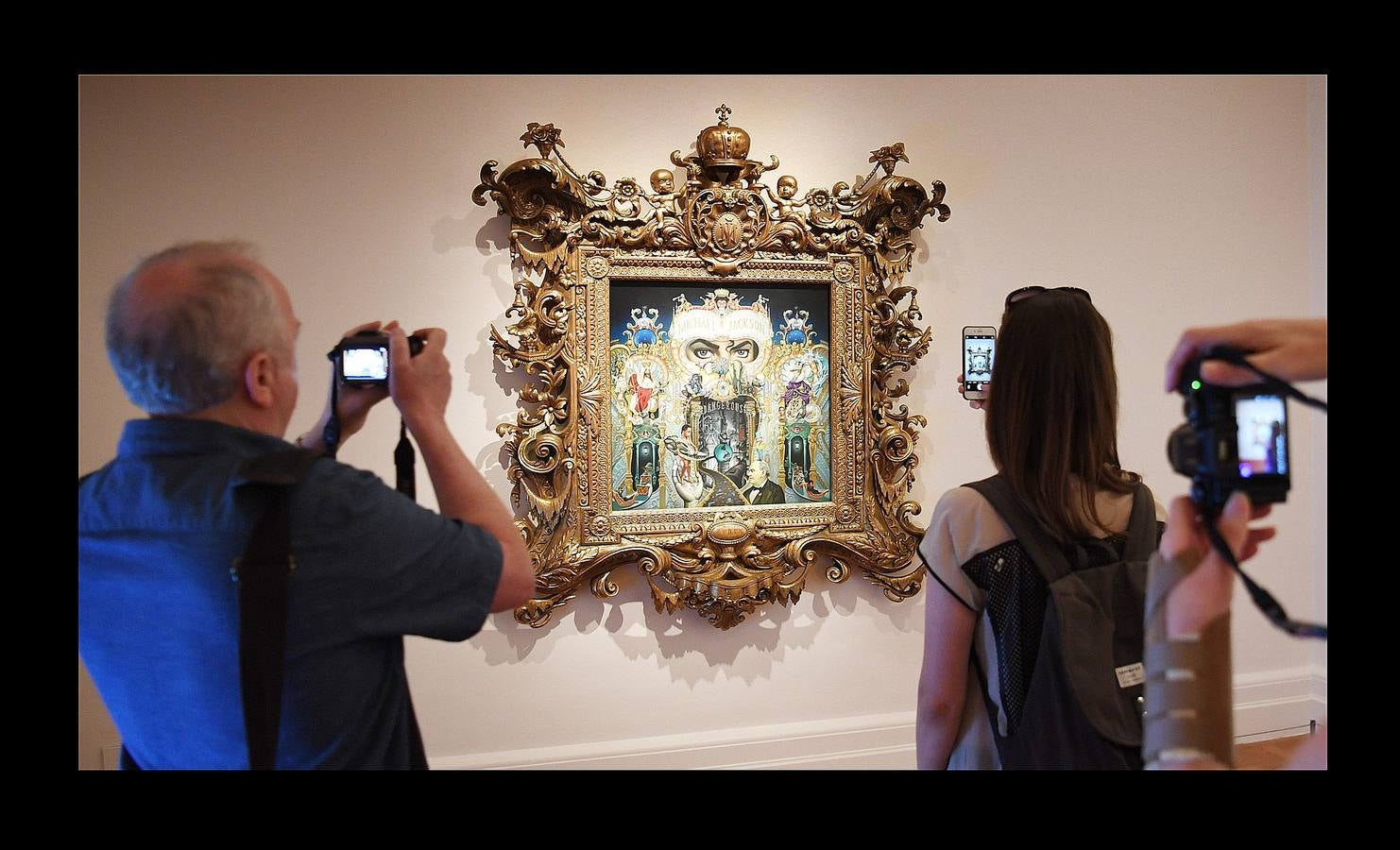 Desde que Andy Warhol utilizó por primera vez su imagen en 1982, Michael Jackson se ha convertido en la figura cultural más representada en el arte visual por una extraordinaria variedad de artistas. La exposición Michael Jackson «On the Wall» de la National Portrait Gallery de Londres reúne obras de más de cuarenta artistas, procedentes de colecciones públicas y privadas, e incluye piezas nuevas realizadas para la exposición. El rey del pop es una de las figuras más influyentes del siglo XX y su importancia es reconocida en videos, coreografías y moda, pero su importancia en el arte contemporáneo es una historia no contada. Hasta ahora.