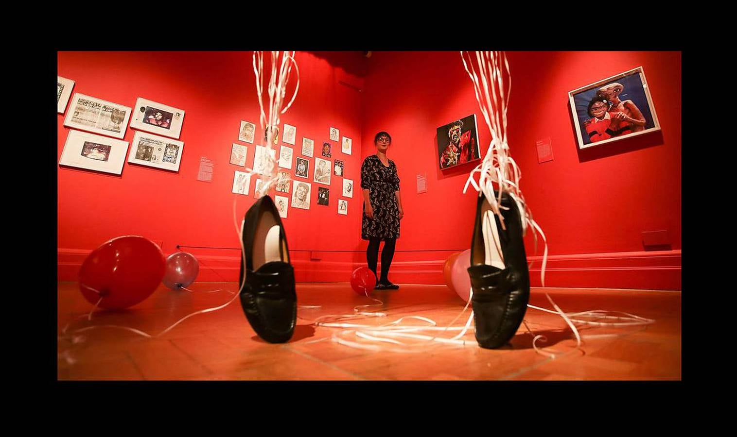 Desde que Andy Warhol utilizó por primera vez su imagen en 1982, Michael Jackson se ha convertido en la figura cultural más representada en el arte visual por una extraordinaria variedad de artistas. La exposición Michael Jackson «On the Wall» de la National Portrait Gallery de Londres reúne obras de más de cuarenta artistas, procedentes de colecciones públicas y privadas, e incluye piezas nuevas realizadas para la exposición. El rey del pop es una de las figuras más influyentes del siglo XX y su importancia es reconocida en videos, coreografías y moda, pero su importancia en el arte contemporáneo es una historia no contada. Hasta ahora.