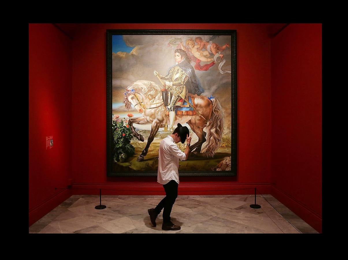 Desde que Andy Warhol utilizó por primera vez su imagen en 1982, Michael Jackson se ha convertido en la figura cultural más representada en el arte visual por una extraordinaria variedad de artistas. La exposición Michael Jackson «On the Wall» de la National Portrait Gallery de Londres reúne obras de más de cuarenta artistas, procedentes de colecciones públicas y privadas, e incluye piezas nuevas realizadas para la exposición. El rey del pop es una de las figuras más influyentes del siglo XX y su importancia es reconocida en videos, coreografías y moda, pero su importancia en el arte contemporáneo es una historia no contada. Hasta ahora.