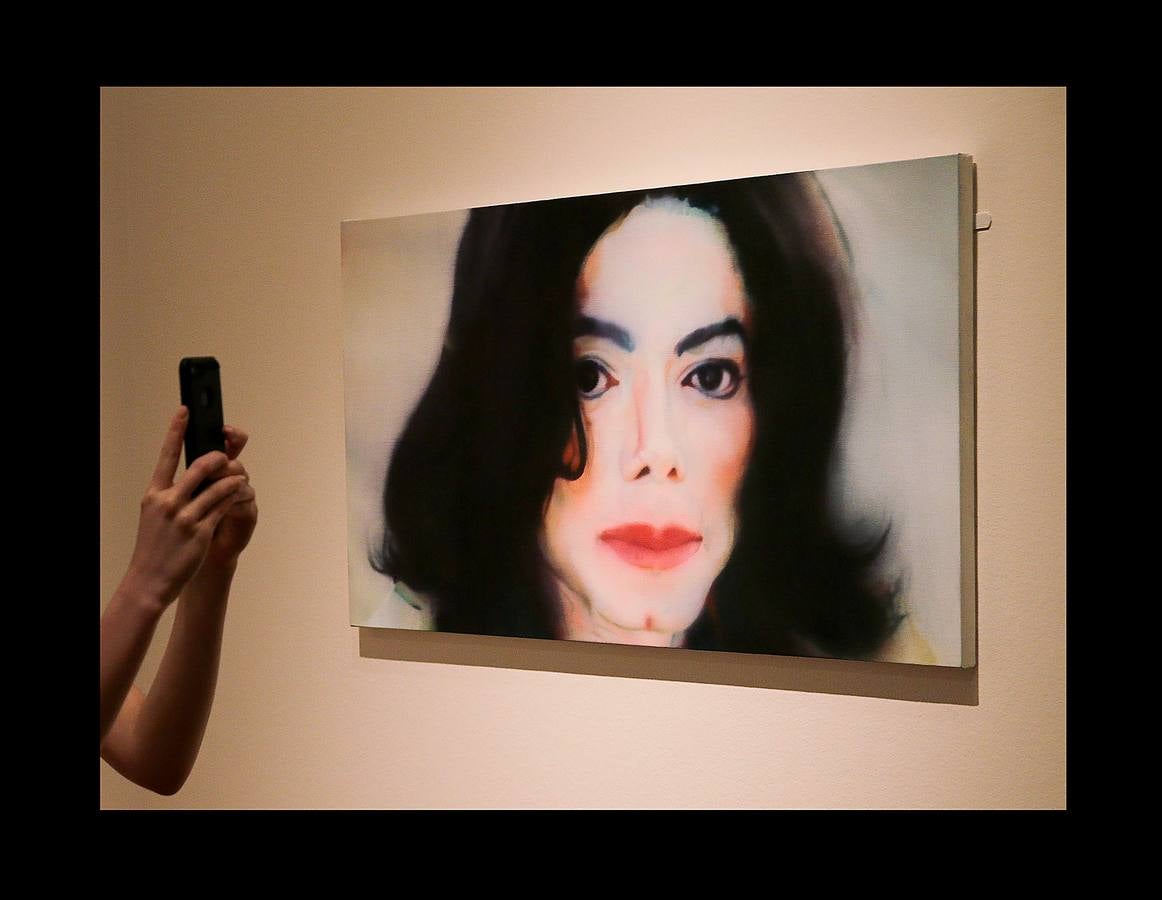 Desde que Andy Warhol utilizó por primera vez su imagen en 1982, Michael Jackson se ha convertido en la figura cultural más representada en el arte visual por una extraordinaria variedad de artistas. La exposición Michael Jackson «On the Wall» de la National Portrait Gallery de Londres reúne obras de más de cuarenta artistas, procedentes de colecciones públicas y privadas, e incluye piezas nuevas realizadas para la exposición. El rey del pop es una de las figuras más influyentes del siglo XX y su importancia es reconocida en videos, coreografías y moda, pero su importancia en el arte contemporáneo es una historia no contada. Hasta ahora.