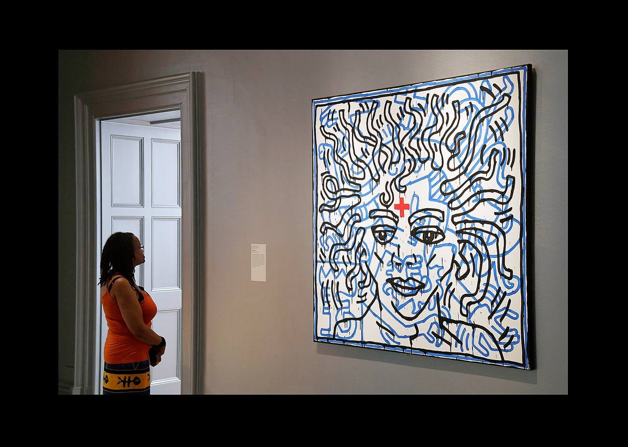 Desde que Andy Warhol utilizó por primera vez su imagen en 1982, Michael Jackson se ha convertido en la figura cultural más representada en el arte visual por una extraordinaria variedad de artistas. La exposición Michael Jackson «On the Wall» de la National Portrait Gallery de Londres reúne obras de más de cuarenta artistas, procedentes de colecciones públicas y privadas, e incluye piezas nuevas realizadas para la exposición. El rey del pop es una de las figuras más influyentes del siglo XX y su importancia es reconocida en videos, coreografías y moda, pero su importancia en el arte contemporáneo es una historia no contada. Hasta ahora.