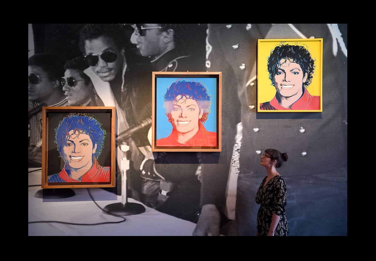 Desde que Andy Warhol utilizó por primera vez su imagen en 1982, Michael Jackson se ha convertido en la figura cultural más representada en el arte visual por una extraordinaria variedad de artistas. La exposición Michael Jackson «On the Wall» de la National Portrait Gallery de Londres reúne obras de más de cuarenta artistas, procedentes de colecciones públicas y privadas, e incluye piezas nuevas realizadas para la exposición. El rey del pop es una de las figuras más influyentes del siglo XX y su importancia es reconocida en videos, coreografías y moda, pero su importancia en el arte contemporáneo es una historia no contada. Hasta ahora.