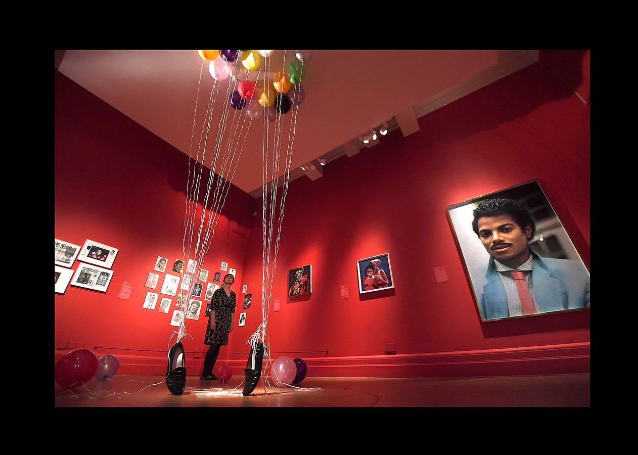 Desde que Andy Warhol utilizó por primera vez su imagen en 1982, Michael Jackson se ha convertido en la figura cultural más representada en el arte visual por una extraordinaria variedad de artistas. La exposición Michael Jackson «On the Wall» de la National Portrait Gallery de Londres reúne obras de más de cuarenta artistas, procedentes de colecciones públicas y privadas, e incluye piezas nuevas realizadas para la exposición. El rey del pop es una de las figuras más influyentes del siglo XX y su importancia es reconocida en videos, coreografías y moda, pero su importancia en el arte contemporáneo es una historia no contada. Hasta ahora.