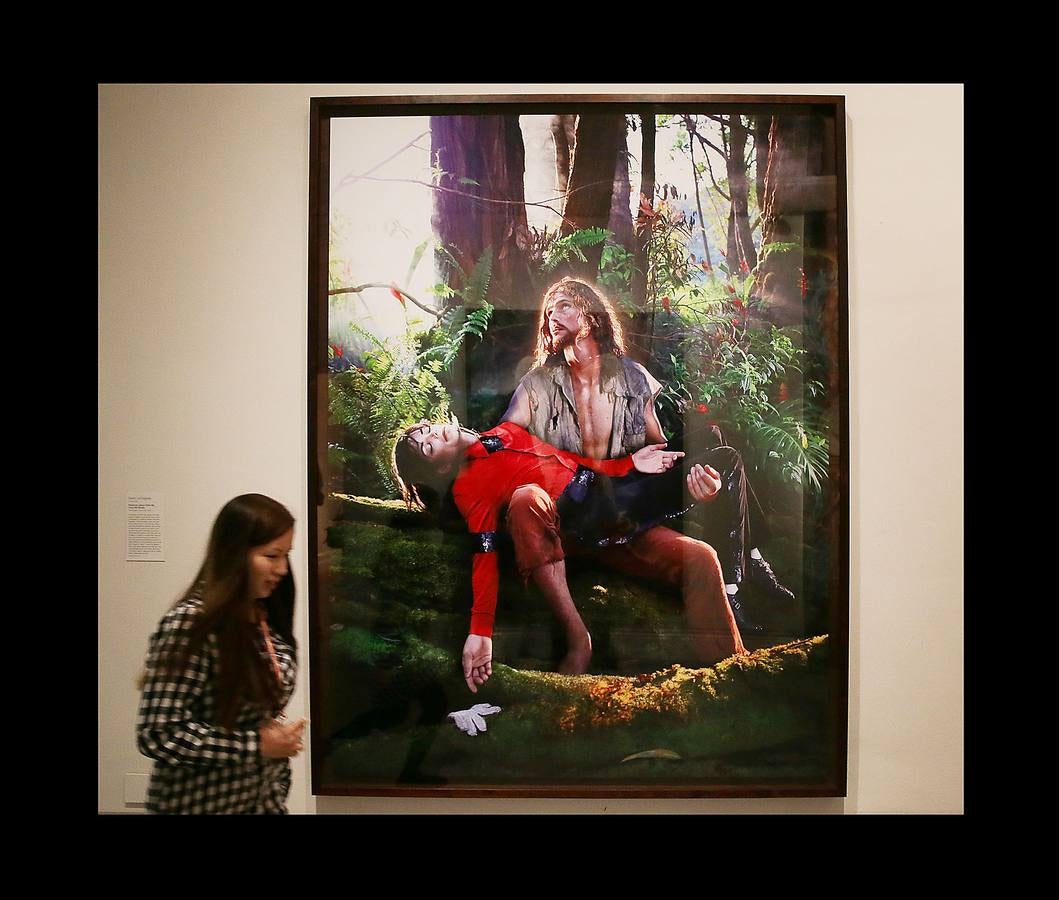 Desde que Andy Warhol utilizó por primera vez su imagen en 1982, Michael Jackson se ha convertido en la figura cultural más representada en el arte visual por una extraordinaria variedad de artistas. La exposición Michael Jackson «On the Wall» de la National Portrait Gallery de Londres reúne obras de más de cuarenta artistas, procedentes de colecciones públicas y privadas, e incluye piezas nuevas realizadas para la exposición. El rey del pop es una de las figuras más influyentes del siglo XX y su importancia es reconocida en videos, coreografías y moda, pero su importancia en el arte contemporáneo es una historia no contada. Hasta ahora.