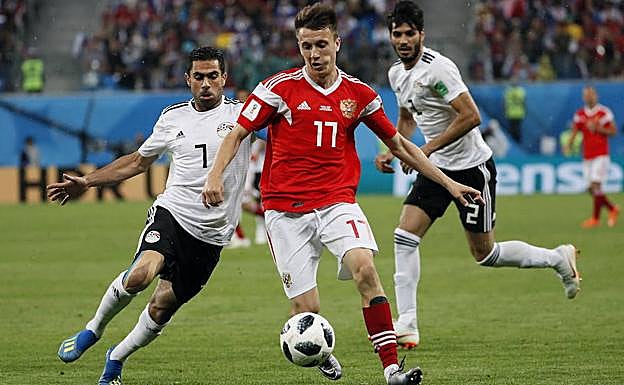Golovin golpea el balón en el partido ante Egipto. 