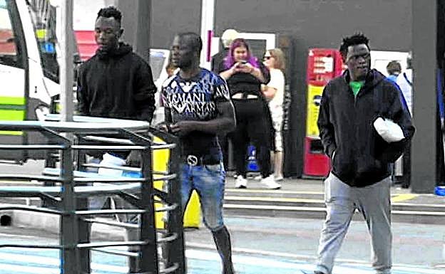 Subsaharianos hacen en la Termibus un alto en su camino a Francia. 