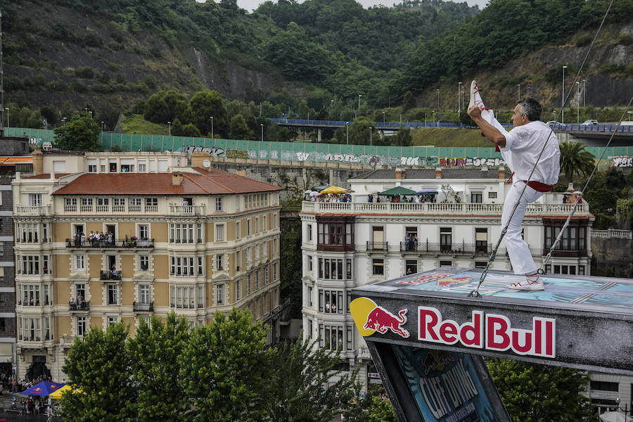 Los saltos desde el puente de la alve dejan boquiabiertos en los bilbaínos