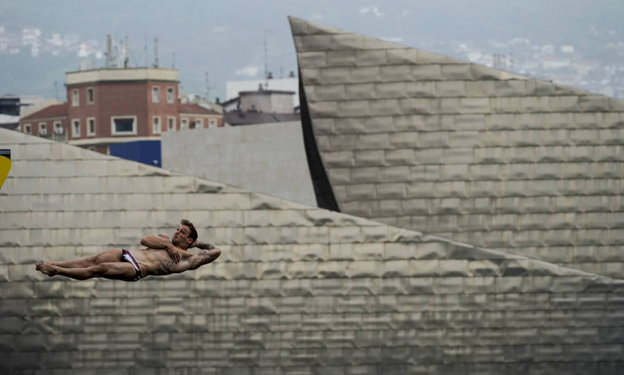 Los saltos desde el puente de la alve dejan boquiabiertos en los bilbaínos