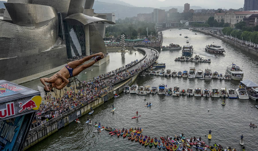 Los saltos desde el puente de la alve dejan boquiabiertos en los bilbaínos