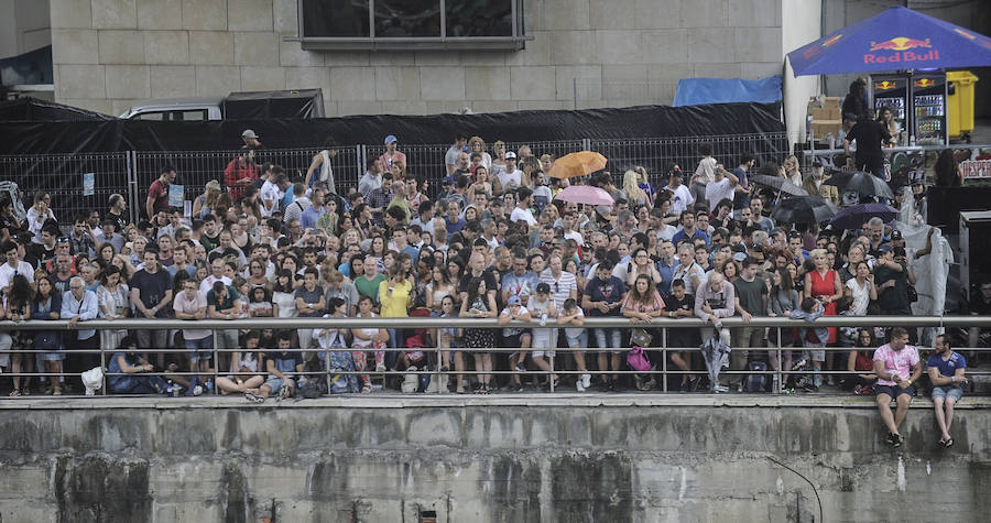 Los saltos desde el puente de la alve dejan boquiabiertos en los bilbaínos