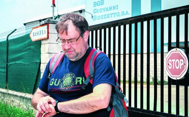 Carlos Andrés abandona la empresa química tras trabajar en el turno de mañana. 