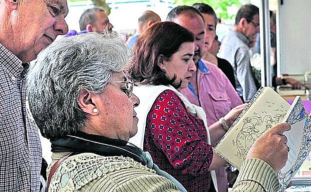 Una escena típica de la Feria del Libro de Bilbao. 