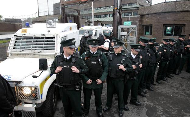 Varios policías. 