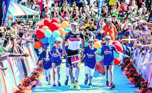 Iván Álvarez entra acompañado de niños y niñas en la meta tras vencer en la edición del año pasado. 