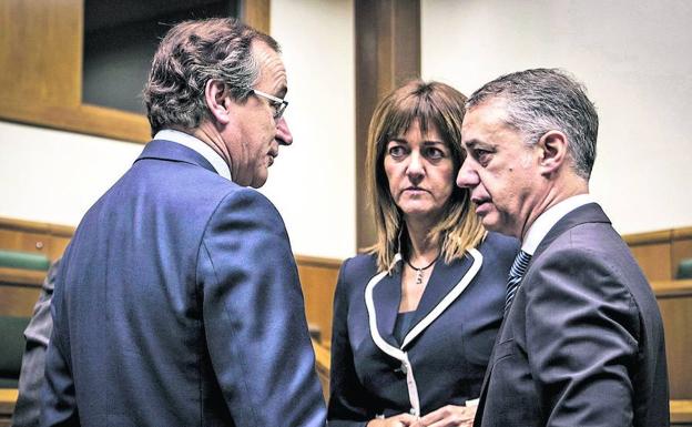 El lehendakari Urkullu charla con la socialista Idoia Mendia y el popular Alfonso Alonso en el Parlamento. 