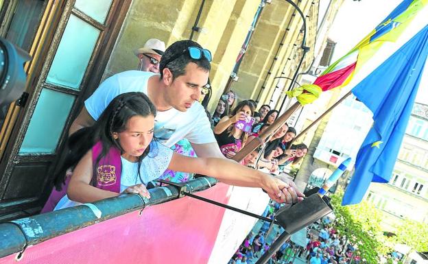 Rubén Salazar ayuda a la Jarrera Infantil a disparar uno de los cohetes en el inicio oficial de las fiestas de San Felices.