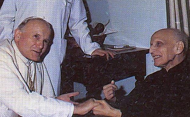 Pedro Arrupe recibe la visita de Juan Pablo II poco antes de su fallecimiento, el 5 de febrero de 1991, a los 83 años.