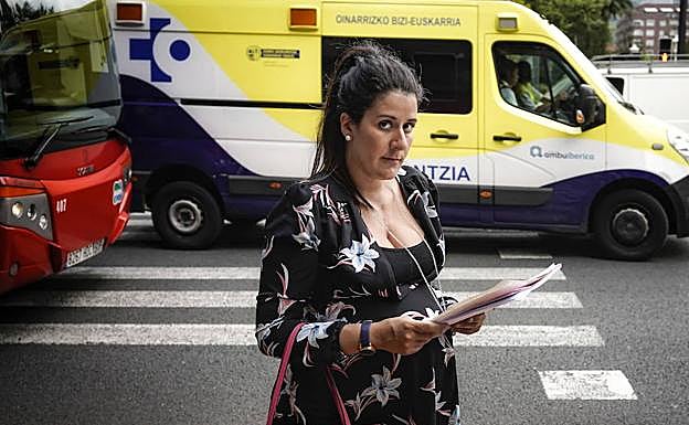 Inmaculada, con la queja interpuesta ante el Departamento de Sanidad entre las manos.