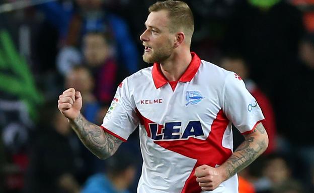 El alavesista Guidetti, en el Camp Nou, con la publicidad de LEA en la camiseta. 