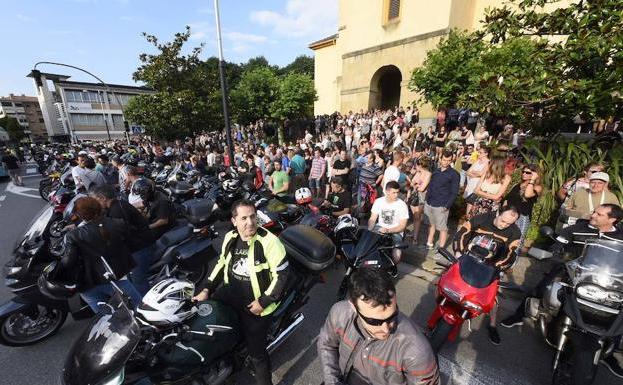 Un grupo de moteros se ha concentrado ante la iglesia en recuerdo a los fallecidos