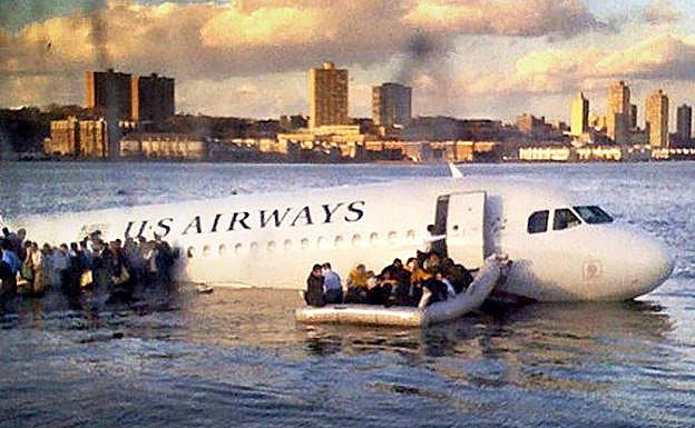 El avión de US Aiirways sobre las aguas del Hudson.