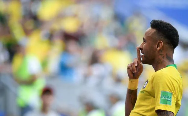 Neymar manda callar a la grada mexicana tras marcar. 